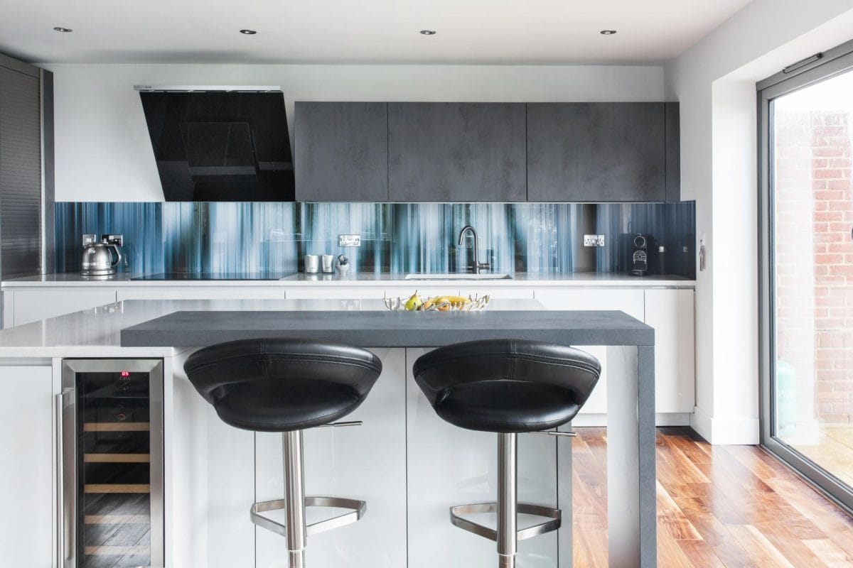 GERMAN KITCHEN WITH PRINTED SPLASHBACK